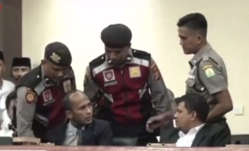 Jubir Pemerintah Aceh Muhammad MTA saat diminta keluar ruangan paripurna oleh petugas keamanan setelah diusir oleh anggota DPRA, Rabu (13/9)