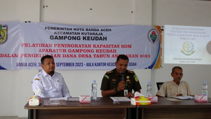 Kejari Banda Aceh pada Rabu (13/9) memberikan pelatihan peningkatan kapasitas SDM aparatur Gampong Keudah dalam pengelolaan Dana Desa tahun 2023 di ula Kantor Keuchik gampong setempat