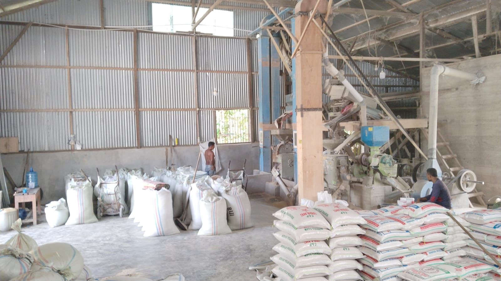 Sejumlah pekerja tengah melakukan proses pengemasan produksi beras dengan merk dagang DJ yang berada di Desa Lhang, Kecamatan Setia, Aceh Barat Daya