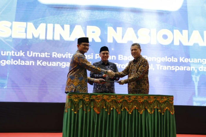 Wamenag RI Saiful Rahmat Dasuki menyaksikan penandatanganan MoU antara BPKH dan kampus USK, yang berlangsung di Gedung AAC Dayan Dawood, Kamis (14/9)
