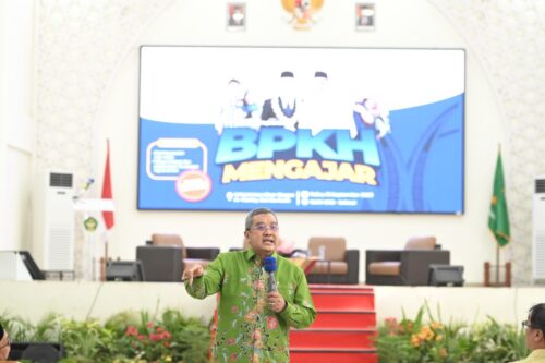 Anggota BPKH Amri Yusuf memberikan kuliah umum dan literasi seputar pengelolaan keuangan haji pada acara BPKH Mengajar di UIN Ar-Raniry Banda Aceh