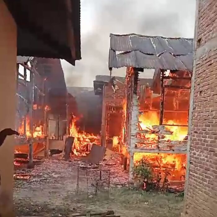 Kebakaran 8 unit rumah di pemukiman padat penduduk Jalan TA A. Syamaun, Gampong Lueng Bata, Kecamatan Lueng Bata, Banda Aceh, Selasa siang (19/9)