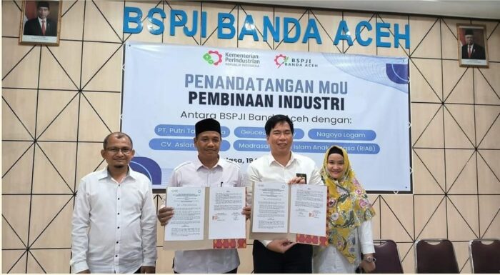 Penandatangan naskah kerja sama dilakukan oleh Kepala Madrasah Aliyah Dayah RIAB Riadhi SPd MPd dengan Kepala BSPJI Banda Aceh Fathullah ST MSc, Selasa (19/9)