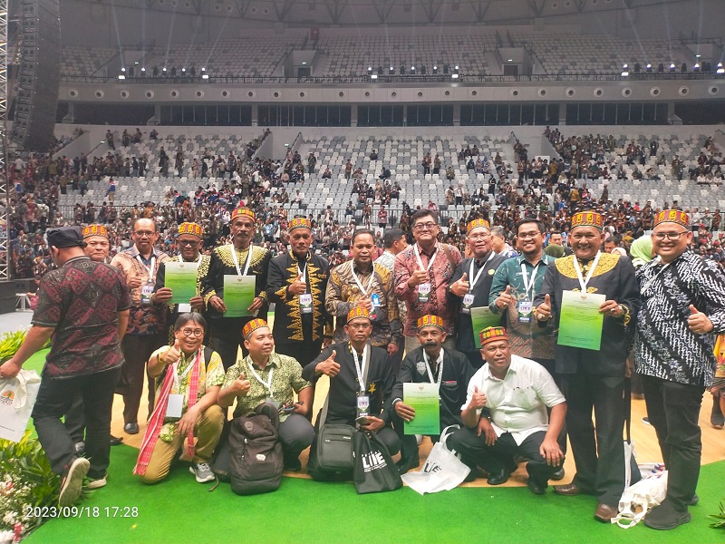 Delapan Masyarakat Hukum Adat (MHA) Mukim Aceh foto bersama usai menerima SK Penetapan Hutan Adat Aceh pada puncak acara Festival LIKE 2023, di Stadion Gelora Bung Karno, Jakarta, Senin (18/9)