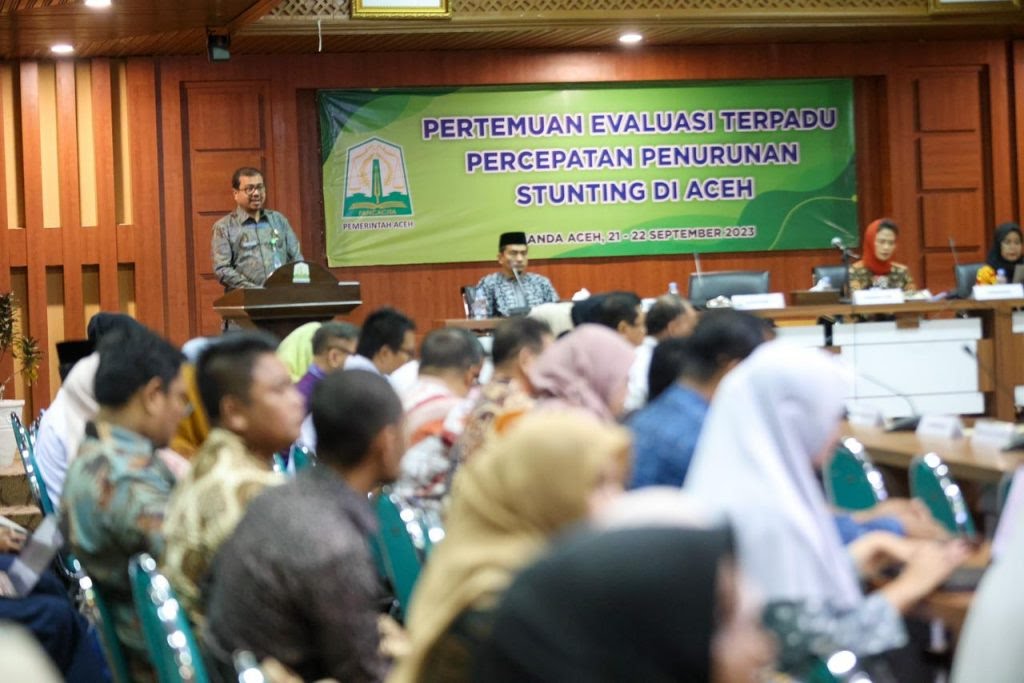 Asisten Pemerintahan, Keistimewaan Aceh dan Kesejahteraan Rakyat Setda Aceh Azwardi Abdullah membuka pertemuan Evaluasi Terpadu Percepatan Penurunan Stunting di Gedung Serbaguna Setda Aceh, Kamis (21/9)