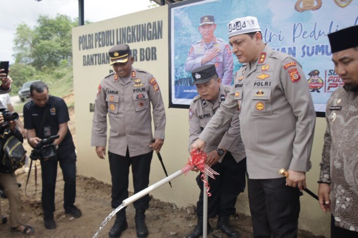 Kapolda Aceh Irjen Pol Ahmad Haydar didampingi Kapolres Aceh Besar AKBP Carlie Syahputra Bustamam saat penyerahan satu sumur bor dan pompa air untuk masyarakat Gampong Lamsie Kecamatan Kuta Cot Glie, Aceh Besar, Kamis (21/9)