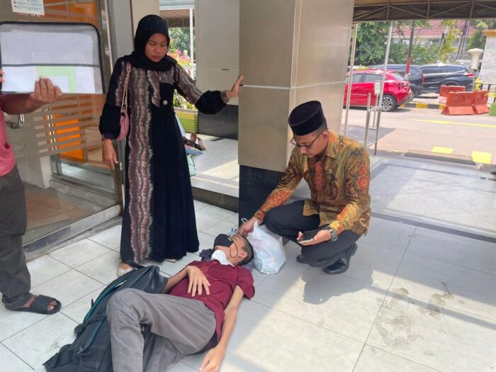 Haji Uma turun langsung tangani pasien kanker asal Aceh yang drop di Jakarta kemudian berkomunikasi dengan dokter untuk segera dirawat di IGD RS Cipto Mangunkusumo