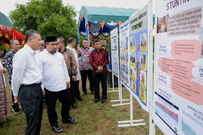 Rektor USK Prof Marwan bersama Pj Bupati Aceh Besar Muhammad Iswanto saat peluncuran penanganan stunting sebagai bagian dari penelitian profesor berkarya di Gampong Lamtanjong Kecamatan Sukamakmur, Aceh Besar, Jum'at (22/9)