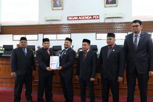 Pj Bupati Aceh Besar Muhammad Iswanto menyerahkan rancangan KUA dan PPAS Perubahan APBK Aceh Besar Tahun 2023 yang diterima Ketua DPRK Aceh Besar Iskandar Ali di Gedung DPRK Aceh Besar, Senin (25/9)