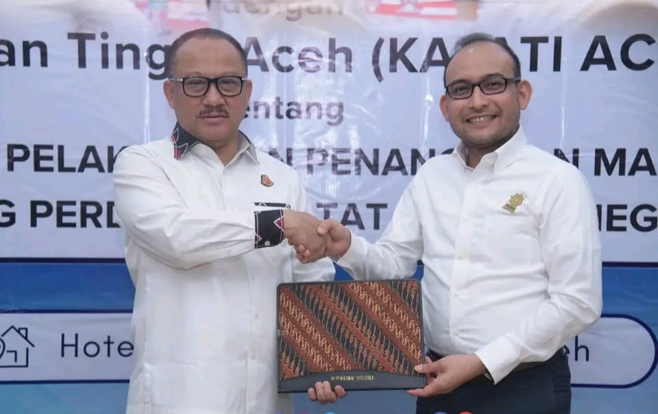 Kajati Aceh Bambang Bachtiar dan Direktur PT PEMA Ali Mulyagusdin, menandatangani Nota Kesepakatan dalam pelaksanaan penanganan masalah hukum di bidang Datun di Hotel Kyriad Muraya di Banda Aceh Senin, 25 September 2023