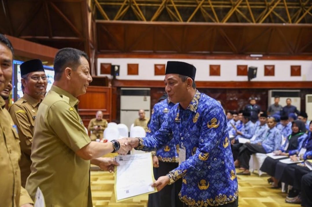 Pj Gubernur Aceh Achmad Marzuki menyerahkan194 SK Pensiun dan 3.166 SK kenaikan pangkat PNS Pemerintah Aceh dan Kabupaten/Kota se-Aceh, di Anjong Mon Mata, Meuligoe Gubernur Aceh, Selasa (26/9)