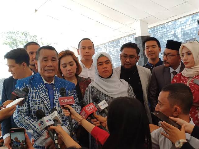 Kuasa hukum keluarga Imam Masykur Hotman Paris Hutapea dan Ibu Imam, Fauziah setelah rekonstruksi kasus penganiayaan di Pomdam Jaya, Guntur, Jakarta Selatan, Selasa (26/9)