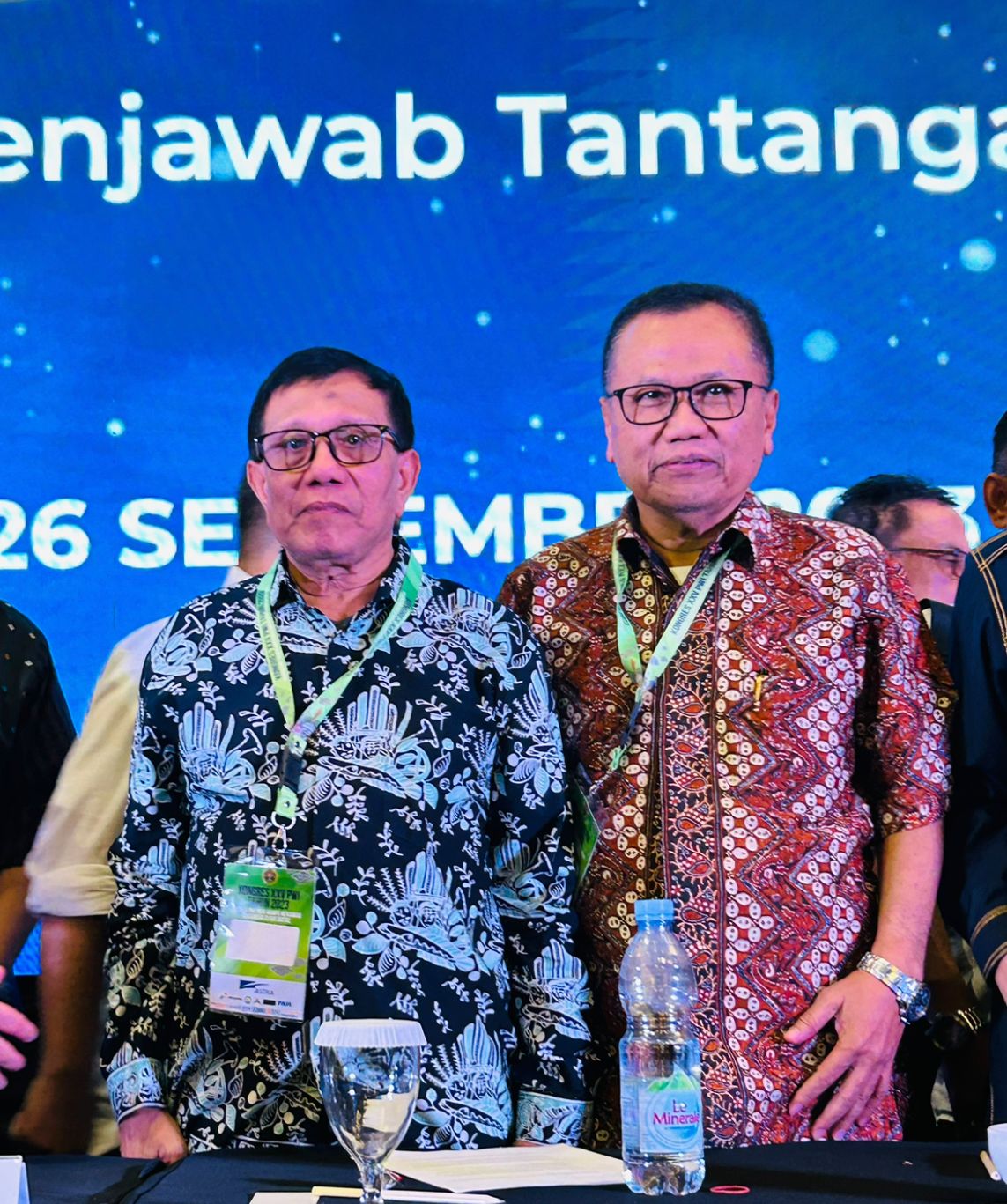 Hendri Ch Bangun (kiri) dan Sasongko Tedjo (kanan) terpilih sebagai Ketua Umum PWI dan Ketua Dewan Kehormatan PWI Pusat periode 2023 - 2028