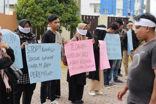 Koalisi Anak Muda Demokrasi Resilience (KAMu DemRes) dan Masyarakat Anti Hoax Aceh (MAHA) serta komunitas/organisasi peduli perempuan dan anak berunjuk rasa di Mahkamah Syar'iyah Banda Aceh, Rabu sore (27/9)