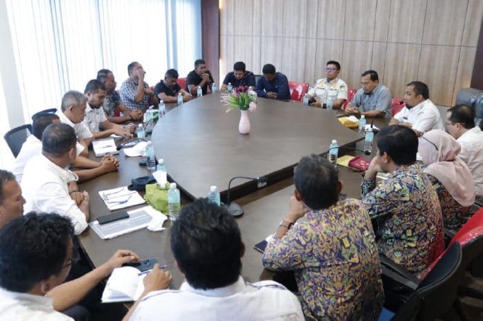 Pj Bupati Aceh Besar Muhammad Iswanto memfasilitasi para pengurus Asosiasi Galian C dan sopir truk dengan tim dari Balai Wilayah Zungai Sumatera 1, Dinas Energi dan Sumber Daya Mineral (ESDM) serta DPMPTSP Aceh