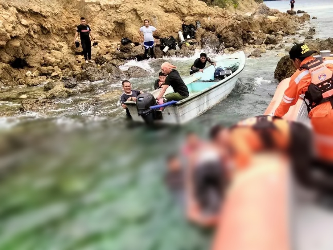 Jasad Ketua Satgas SAR Aceh, Mayfendri (50) dievakuasi setelah meninggal dunia usai melakukan penyelaman untuk survei terumbu karang di Pulo Tuan, Aceh Besar, Selasa (19/9)