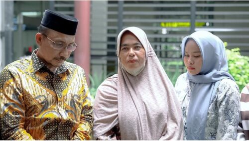 Anggota DPD RI asal Aceh H Sudirman atau Haji Uma bersama ibunda Imam Masykur, Fauziah (tengah)