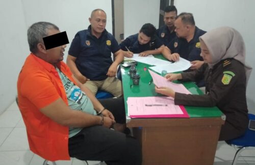 Penyidik dari Subdit Fismondev Ditreskrimsus Polda Aceh menyerahkan tersangka penggelapan uang Rp 1 miliar lebih milik Ketua Umum DPP Partai Aceh Muzakir Manaf atau Mualem, berinisial FS ke JPU Kejari Lhokseumawe, Selasa (5/9)