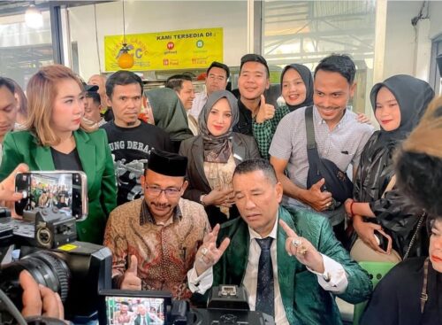Hotman Paris Hutapea, kuasa hukum keluarga Imam Masykur didampingi Anggota DPD RI asal Aceh H Sudirman atau Haji Uma pada pertemuan yang berlangsung di Kopi Johny, Kelapa Gading, Jakarta Utara, Selasa, 5 September 2023