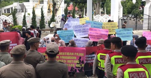 Puluhan massa yang tergabung dalam Pemuda Peduli Pembangunan Kota (P3K) menggelar aksi unjuk rasa mendukung Pj Wali Kota Banda Aceh Amiruddin di kantor DPRK Banda Aceh, Rabu (6/9)