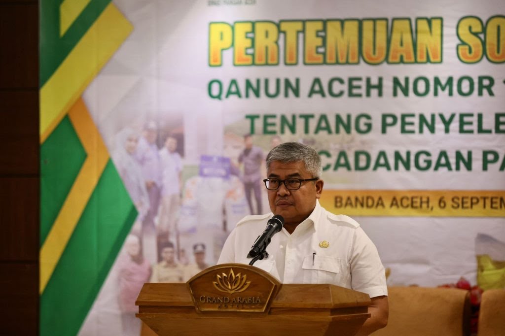 Sekda Aceh Bustami Hamzah saat membuka Sosialisasi Qanun Aceh Nomor 11 Tahun 2022 Tentang Penyelenggaraan Cadangan Pangan Aceh di Hotel Grand Arabia Banda Aceh, Rabu (6/9)