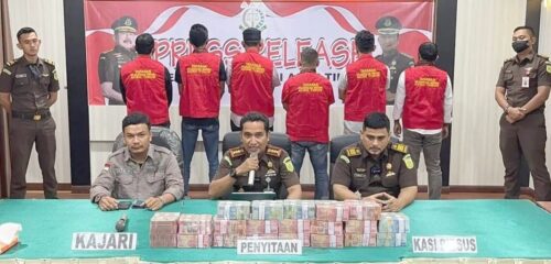 Kajari Aceh Timur Lukman Hakim Tuasikal SH MH, Rabu (6/9) mengumumkan penetapan 6 tersangka kasus dugaan tindak pidana korupsi proyek jalan Beusa Seubrang Kecamatan Peureulak Barat, dan jalan Rantau Panjang – Alue Tuwi Kecamatan Rantau Selamat