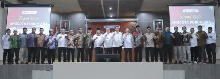 Para Pj Bupati dan Wali Kota serta Ketua DPRK Kabupaten/Kota menghadiri Rakerda Forum KKA pada Rabu, 6 September 2023, di aula Lantai IV Gedung Mawardy Nurdin Balai Kota Banda Aceh