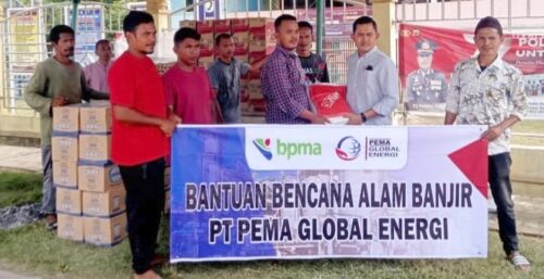 Staf External Relation PGE Teuku Fachrizal menyerahkan bantuan masa panik di posko banjir Gampong Blang, Kecamatan Syamtalira Aron, Rabu (6/9)