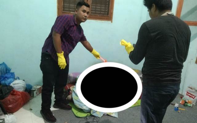 Tim INAFIS Polres Aceh Timur melakukan olah TKP di lokasi ditemukannya penghuni salah satu rumah sewa meninggal dunia, Gampong Sineubok Rambong, Kecamatan Idi Rayeuk, Kamis (7/9/2023) selepas magrib