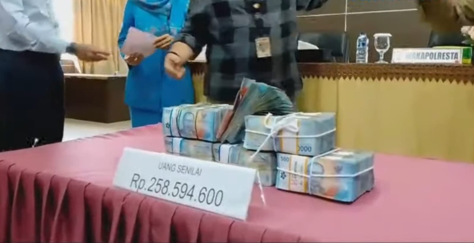 Pengembalian kerugian keuangan negara kasus dugaan korupsi SPPD fiktif pada KKR Aceh sebesar Rp 258,5 juta ke Polresta Banda Aceh, sehingga penyelidikan dihentikan