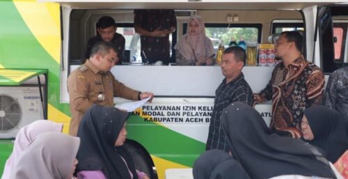 Pj Bupati Aceh Besar Muhammad Iswanto meninjau mobil pelayanan perizinan keliling di halaman kantor Camat Blang Bintang, Kamis (7/9)