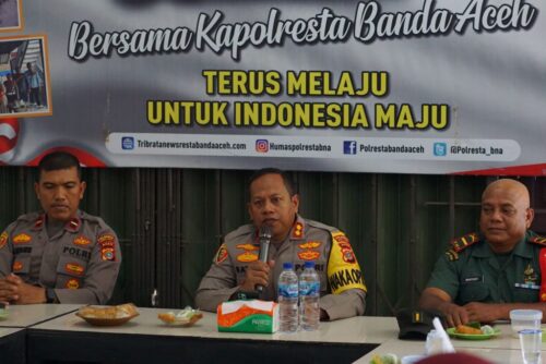 Wakapolresta Banda Aceh AKBP Satya Yudha Prakasa dalam kegiatan Jum'at Curhat, Jum'at (8/9) di Warung Kopi Ali Gampong Biluy, Kecamatan Darul Kamal, Aceh Besar