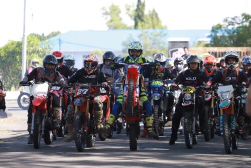 Para rider event trail adventure kemerdekaan RATA–5 melakukan start di Lanud SIM Blang Bintang, Aceh Besar, Sabtu (9/9)