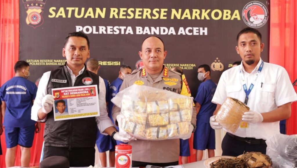 Kapolresta Banda Aceh Kombes Pol Fahmi Irwan Ramli didampingi Kasat Resnarkoba AKP Ferdian Chandra memperlihatkan barang bukti 10 kg sabu pada konferensi pers di Aula Indoor Polresta Banda Aceh, Senin (11/9)