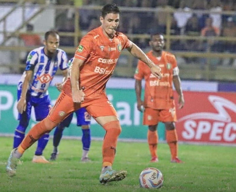 Pemain asing Persiraja Banda Aceh Ricardo Pires asal Brazil yang melakukan eksekusi penalti pada menit 76 gagal mencetak gol pada laga perdana Liga 2 Indonesia 2023-2024 di Stadion Harapan Bangsa Lhong Raya Banda Aceh, Senin malam (11/9)