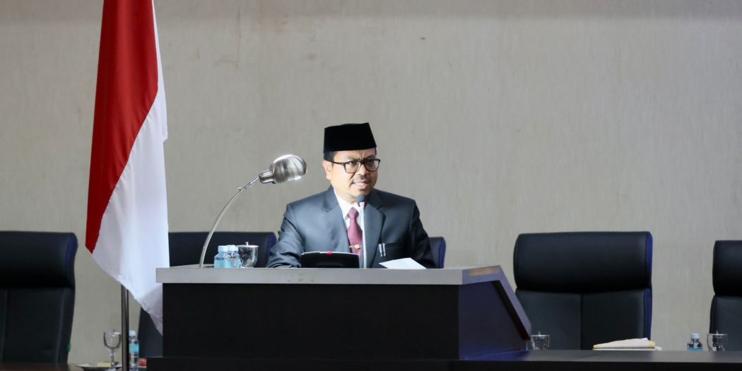 Asisten Pemerintahan, Keistimewaan Aceh dan Kesejahteraan Rakyat Setda Aceh Azwardi Abdullah, mewakili Pj Gubernur Aceh, menyampaikan Nota Keuangan dan Rancangan Qanun Aceh Tentang APBA 2024, dalam Rapat Paripurna DPRA, Rabu (13/9)