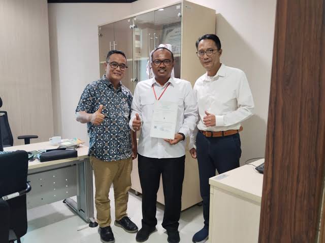 Mesin Press Jerami Portable karya ASN Aceh Hendra Saputra kini telah mendapatkan sertifikat Hak Atas Kekayaan Intelektual (HAKI) Merek dari Direktorat Jenderal Kekayaan Intelektual Kementerian Hukum dan HAM RI, Rabu (13/9)