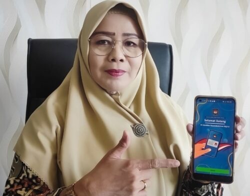 Kadis Kependudukan dan Pencatatan Sipil Kota Banda Aceh Emila Sovayana memperlihatkan Identitas Kependudukan Digital yang ada di Smartphone