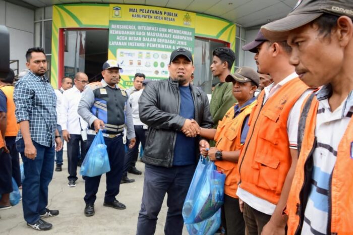Pj Bupati Aceh Besar Muhammad Iswanto memberikan bantuan sembako berupa beras kepada juru parkir di halaman MPP Aceh Besar, Lambaro, Kecamatan Ingin Jaya, Jum'at (15/9)