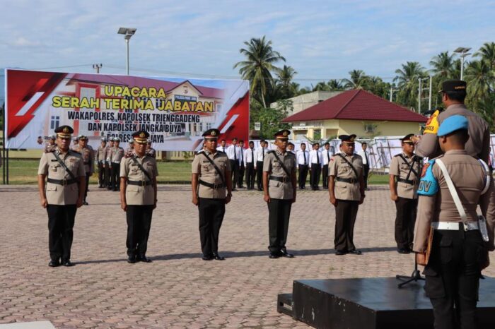 Kapolres Pidie Jaya AKBP Dodon Priyambodo memimpin upacara serah terima jabatan (sertijab) Wakapolres dan dua Kapolsek yang berlangsung di lapangan apel Mapolres setempat, Sabtu (16/9)