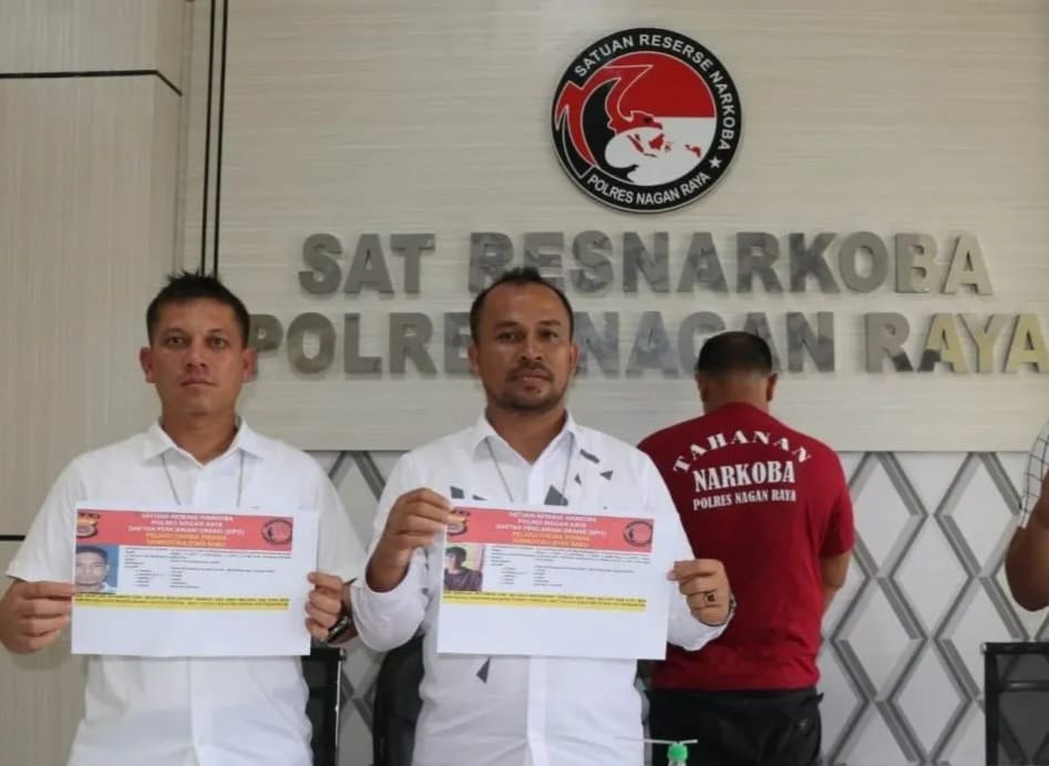 Kasat Resnarkoba Polres Nagan Raya, Ipda Vitra Ramadani memperlihat seorang tersangka SA (37) dan 2 DPO kasus narkoba di Mapolres Nagan Raya, Jum'at (15/9/2023)