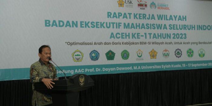 Plt Asisten II Setda Aceh Mawardi menyampaikan sambutan Pj Gubernur Aceh dalam Rapat Kerja Wilayah Badan Eksekutif Mahasiswa Seluruh Indonesia Wilayah Aceh ke-1 Tahun 2023 di Gedung AAC Dayan Dawood Kampus USK, Darussalam, Banda Aceh, Sabtu (16/9)