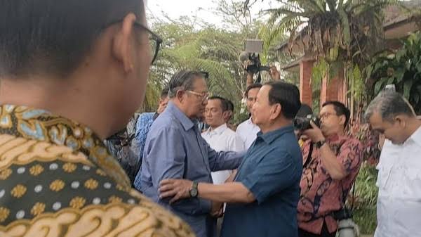 Prabowo Subianto (berkemeja biru) menyambut kunjungan SBY di Hambalang, Ahad (17/9)