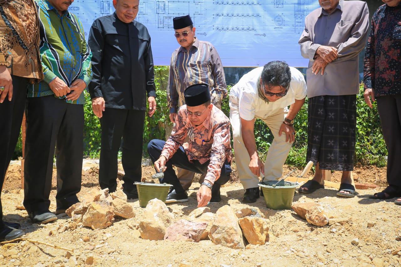 Pj Wali Kota Banda Aceh Amiruddin didampingi Pj Bupati Pidie Wahyudi Adisiswanto meletakkan batu pertama pembangunan asrama bagi mahasiswa Kecamatan Indrajaya, di kawasan Gampong Lamdingin, Kuta Alam, Ahad (17/9)