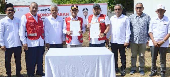 Pj Bupati Aceh Besar Muhammad Iswanto bersama Ketua PMI Aceh Besar Mawardi Ali menandatangani kerja sama pada Apel Siaga dalam rangka HUT PMI Ke-78, Ahad (17/9)