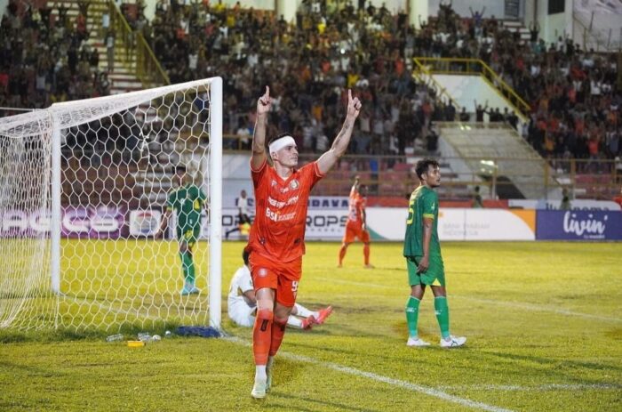 Pemain asing Persiraja Ricardo Pires merayakan gol yang dicetaknya ke gawang Sriwijaya FC di menit 45, dalam lanjutan Liga 2 Indonesia 2023-2024 di Stadion Harapan Bangsa Lhong Raya, Banda Aceh, Ahad malam (17/9)
