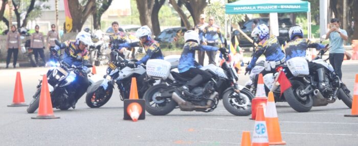 Ditlantas Polda Aceh menggelar lomba safety riding atau keselamatan berkendara dalam rangka Hari Lalu Lintas Bhayangkara ke-68 di Stadion Harapan Bangsa Lhong Raya, Banda Aceh, Senin (18/9)