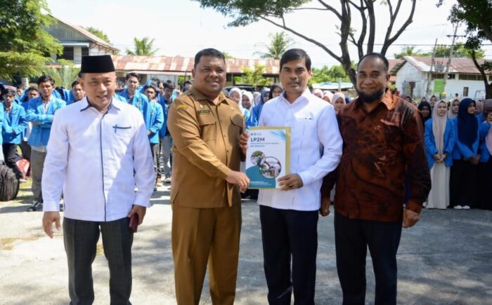Rektor UIN Ar-Raniry Prof Dr Mujiburrahman menyerahkan daftar nama mahasiswa KPM kepada Sekda Aceh Besar Sulaimi yang melaksanakan Kuliah Pengabdian Masyarakat di halaman Kantor Camat, Blang Bintang, Senin (18/9)