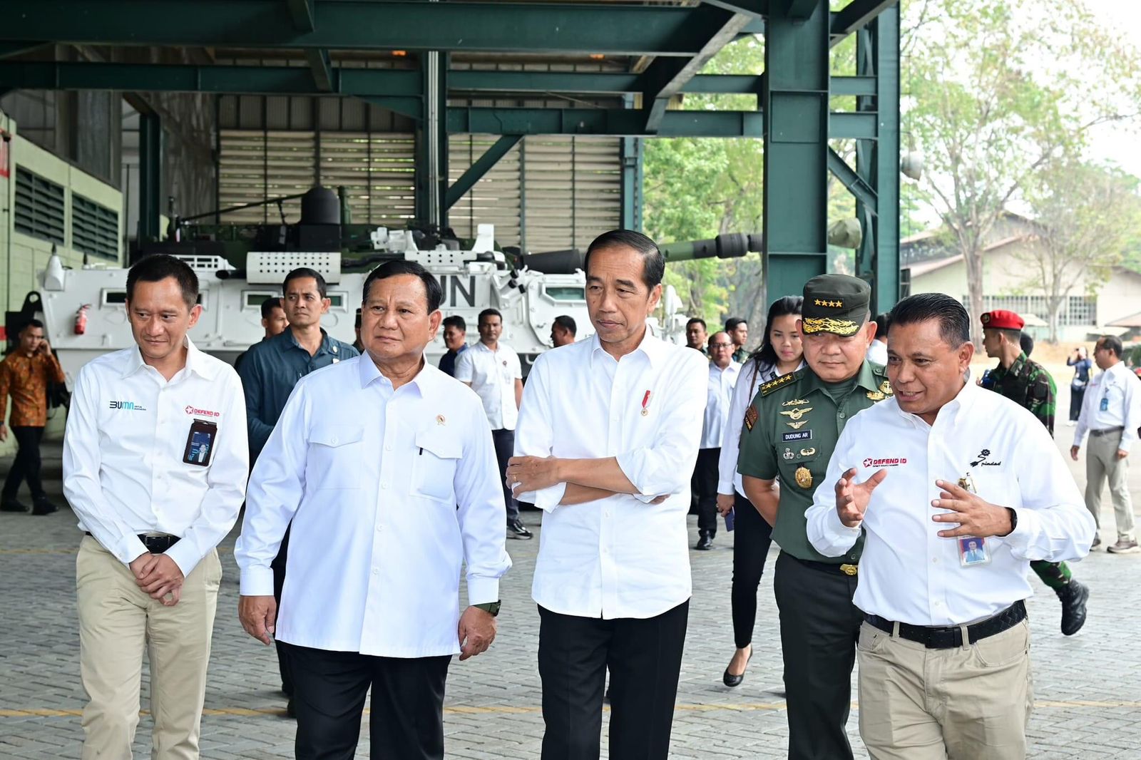 Presiden Jokowi bersama Menhan Prabowo Subianto saat meninjai PT Pindad di Bandung, Jawa Barat, Selasa (19/9). Foto: BPMI Setpres