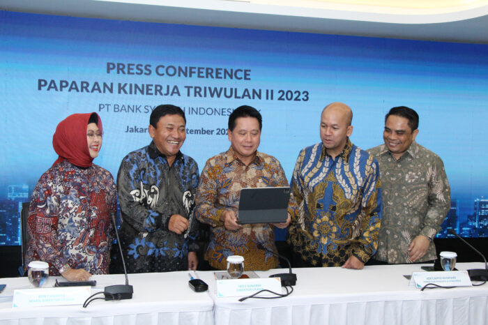 Direktur Utama BSI Hery Gunardi didampingi para direksi pada konferensi pers kinerja BSI triwulan II 2023 di Jakarta, Selasa (19/9)